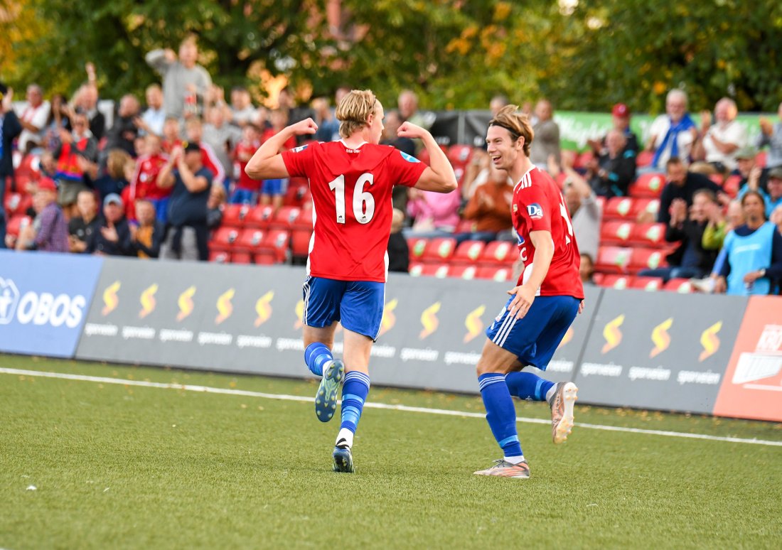 Abel Stensrud feirer 1-0-målet mot Fløy og gratuleres av Felix Anthonessen på Nordre Åsen i september. (Foto: Anders Vindegg)
