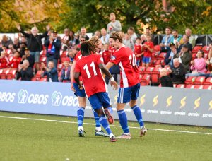 David Hickson, Felix Anthonessen og Abel Stensrud jubler etter scoring mot Vard på OBOS Idrettspark Nordre Åsen.