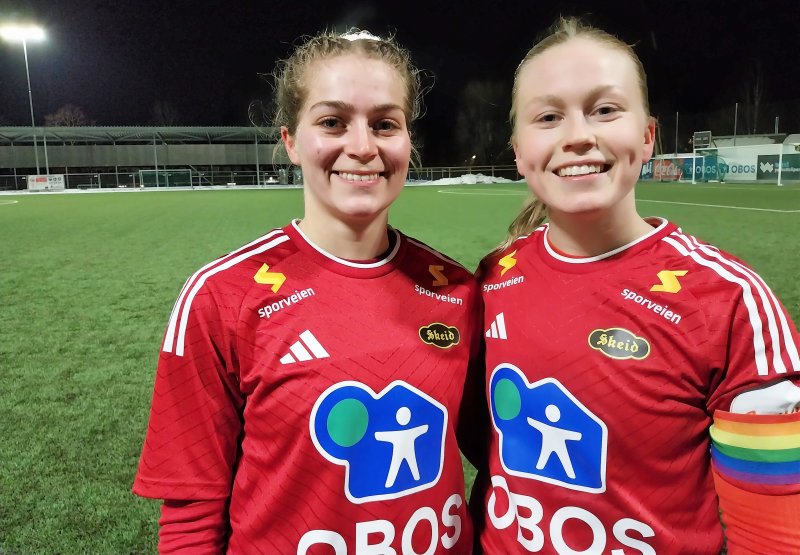 Tomålsscorer Leah van der Weel og kaptein Anna Balstad Vågen.