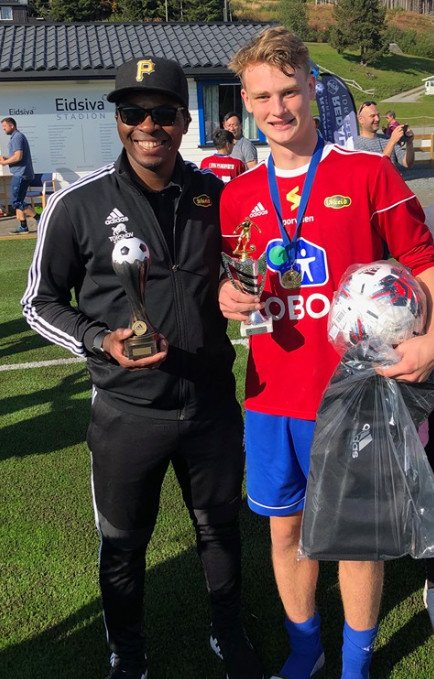 Jason Onsrud Buan med trofeet som banens beste spiller i finalen, sammen med trener Jonathan Ezeonwurie med Cuptrofeet.