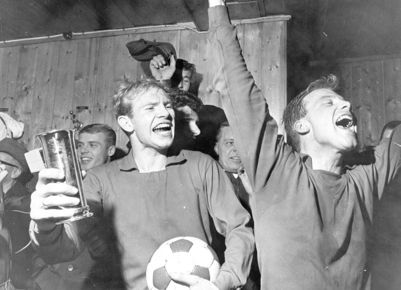 Jubel etter seier 2-1 over FFK i cupfinalen i 1963 (Wangen til høyre).