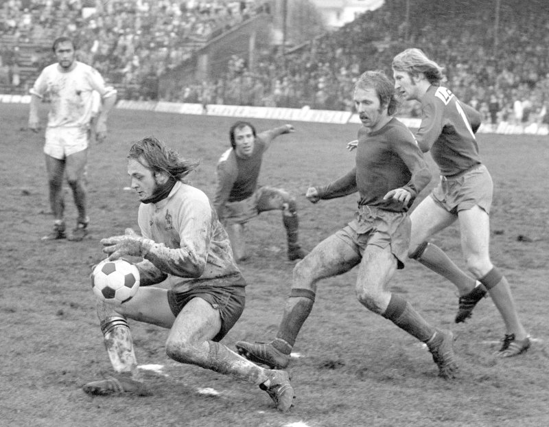 Vikings keeper Erik Johannessen snapper ballen foran Bjørn Skjønsberg. Skeid-spillerne bak er Terje Nikolaysen og Frank Olafsen (knestående). Foto: NTB