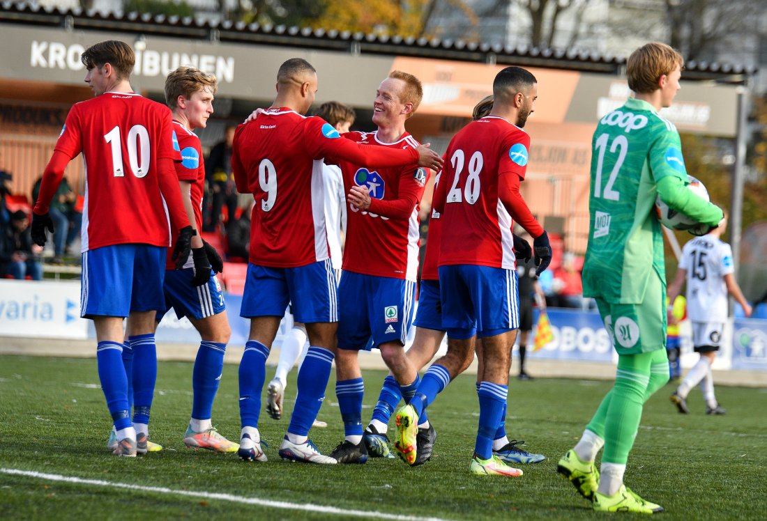 Stian og Skeid avsluttet sesongen 2021 med 12-0-seier mot Rosenborg 2. Her gratulerer han Johnny Buduson. (Foto: Anders Vindegg)