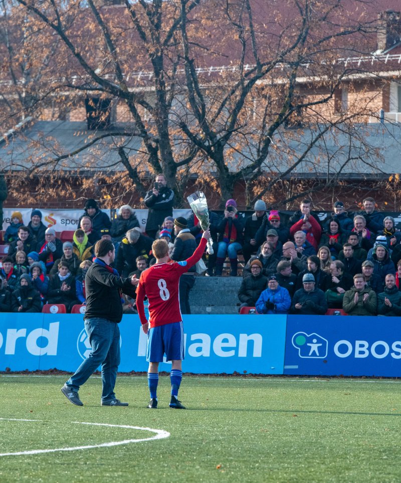 Stian Pettersen får blomster av Okse-leder Jonny Olsen for 100 kamper i 2021. (Foto: Anders Vindegg)