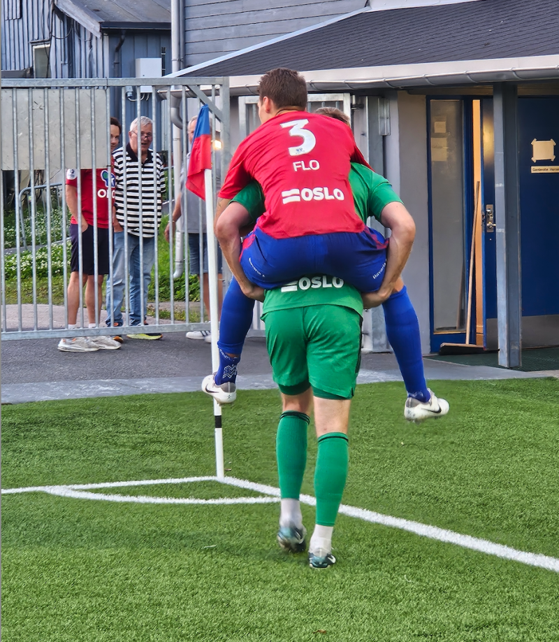 Målscorer Fredrik Flo blir skadet rett før kampslutt og bæres i garderoben av Marcus Andersen.