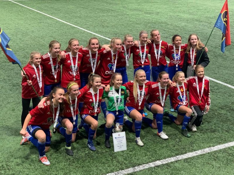 J05 vant OBOS Cup 2020. Maria er nr. 5 bak fra venstre. Hun scoret også vinnermålet i finalen!