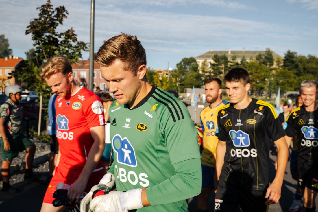 Marcus Andersen gjør noen gode redninger i dag. Her med tidligere Skeid-keeper Lars Martin Kvarekvål.