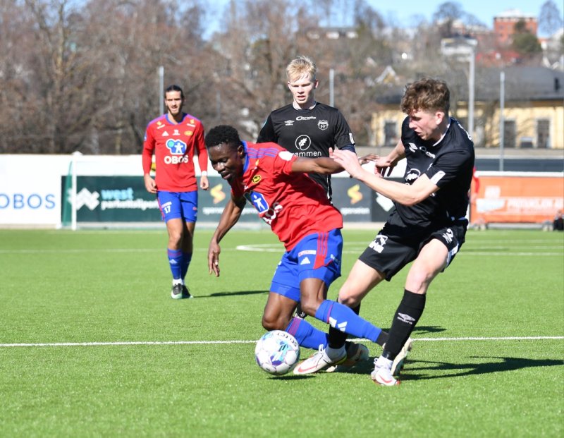 Maxwell Effiom får seg et spark i leggen, og det blåses straffe. Foto: Anders Vindegg