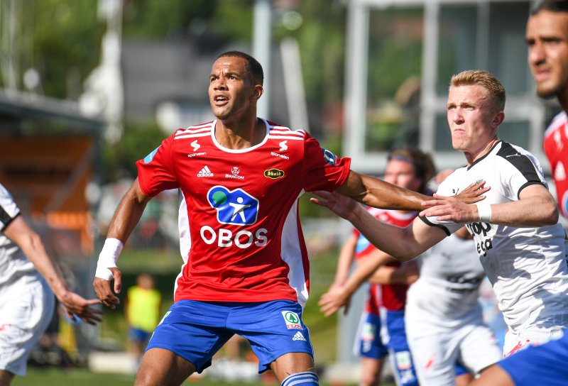 Johnny Buduson bommet på straffe i første omgang. Foto: Anders Vindegg