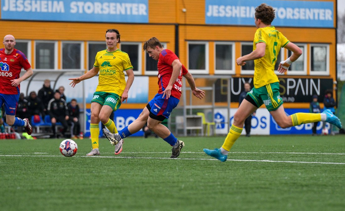 Keeper stopper skuddforsøket fra Jesper Fiksdal.