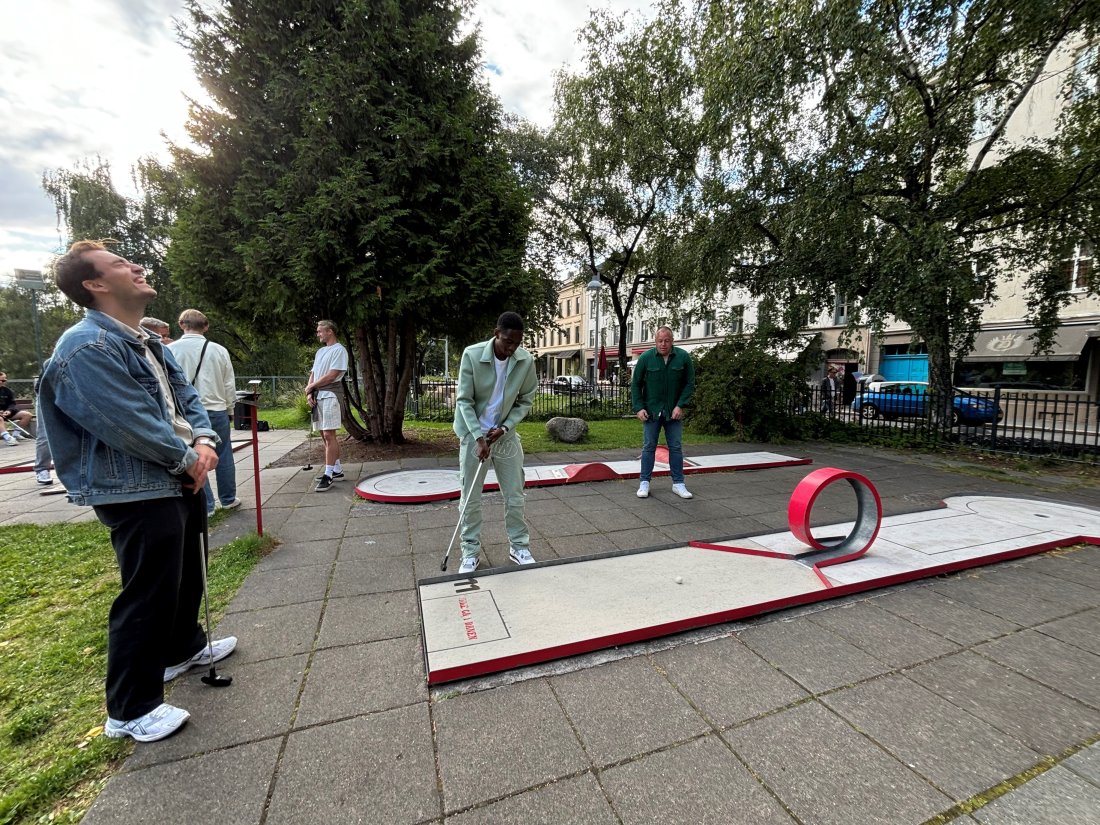 Ousmane Diallo slet med å finne flyten i minigolfturneringen, og nykommer Jarl Magnus Knutsen setter pris på underholdningen