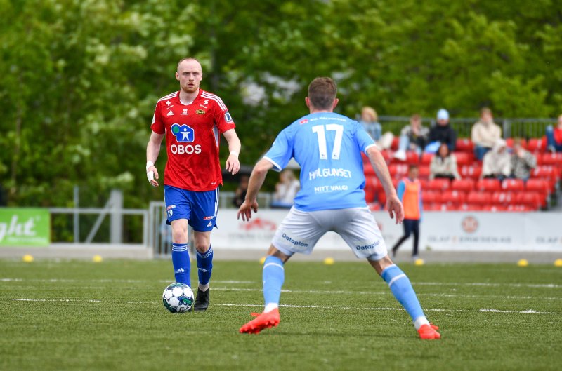 Bendik Rise prøvde skuddfoten selv etter å ha plukket opp en ballmist høyt i banen.