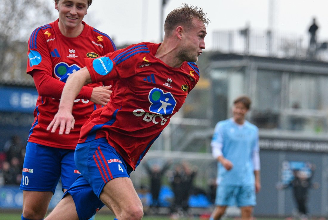 Kaptein Per-Magnus Steiring i ellevill jubel etter 4-0-målet, men Ulrich Ness som gratulant!