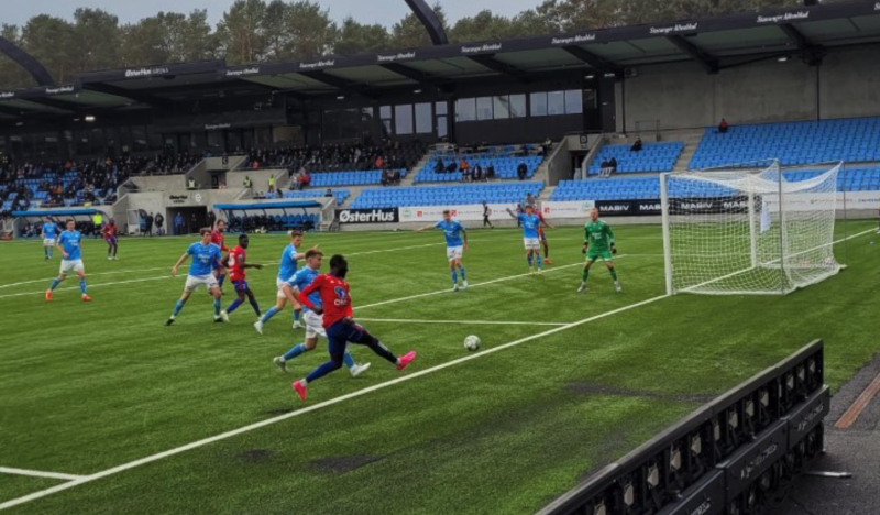 Bojang på besøk i Sandnes Ulfs straffefelt.