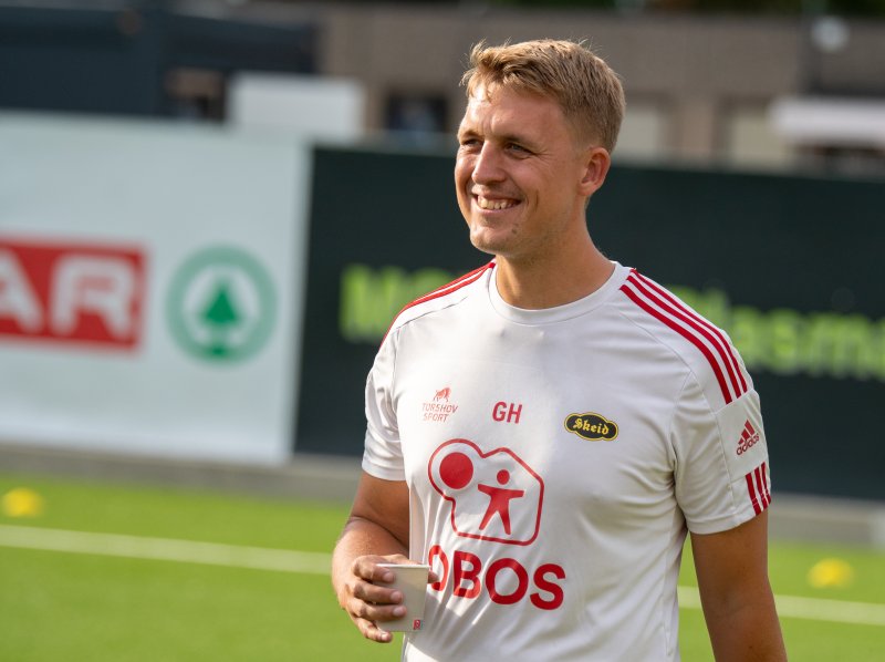Bursdagsbarn og trener Gard Holme kunne smile for nye tre poeng på Nordre Åsen.