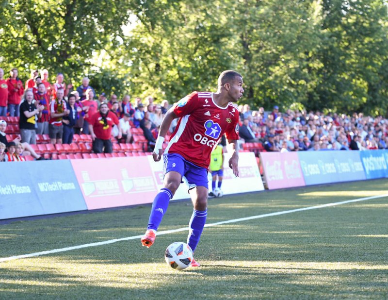 Johnny Buduson fikk plutselig ballen i beina etter en keepertabbe, og satte inn 2-0-scoringen.